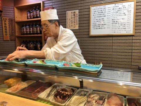 The 85-year-old sushi master chef at work.