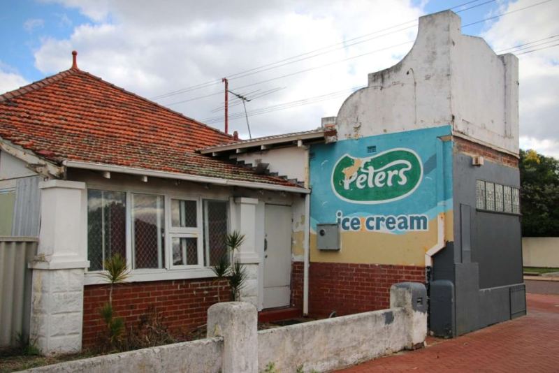 Derelict deli in Inglewood