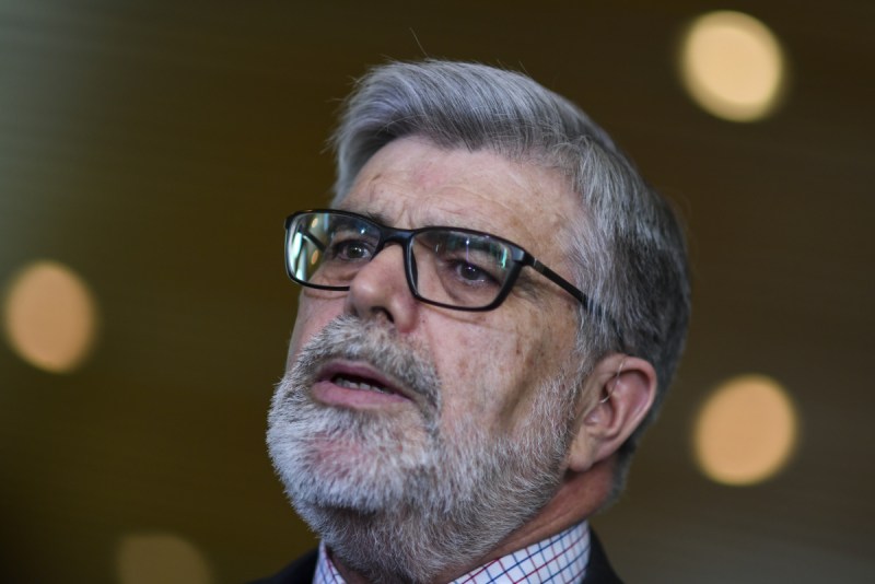 Senator Carr warns Labor must not run up the white flag on reform.