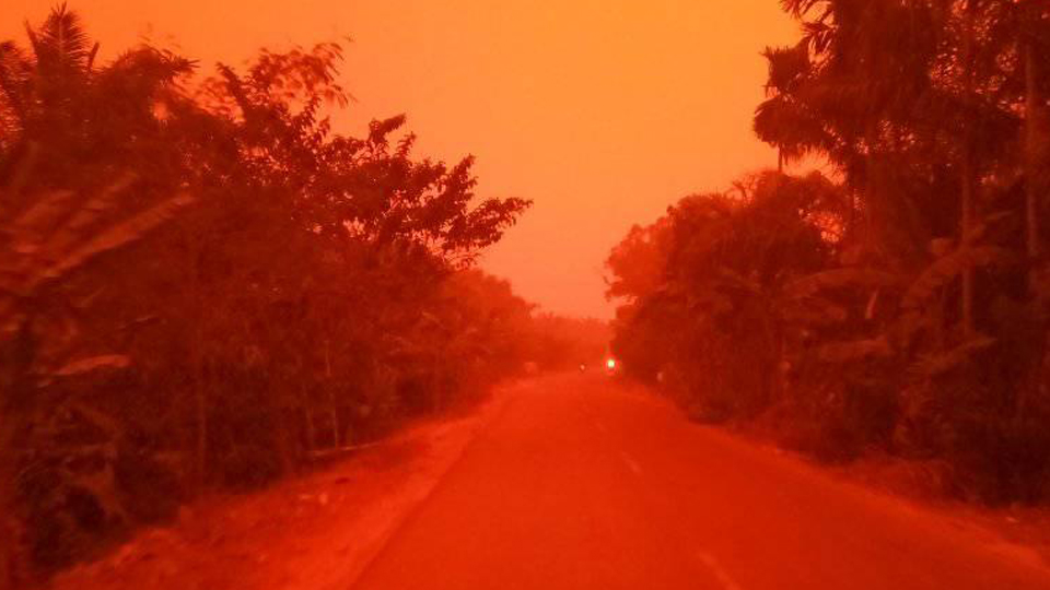 indonesia red sky fires