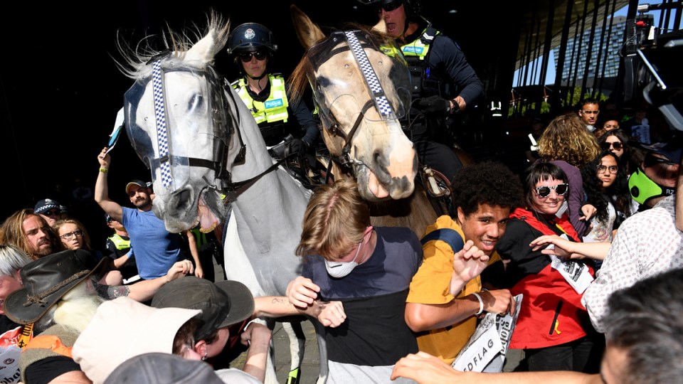 pay police protesters dutton