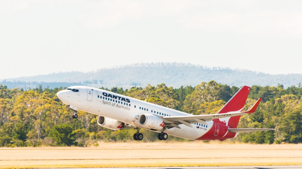 qantas cracks 737s