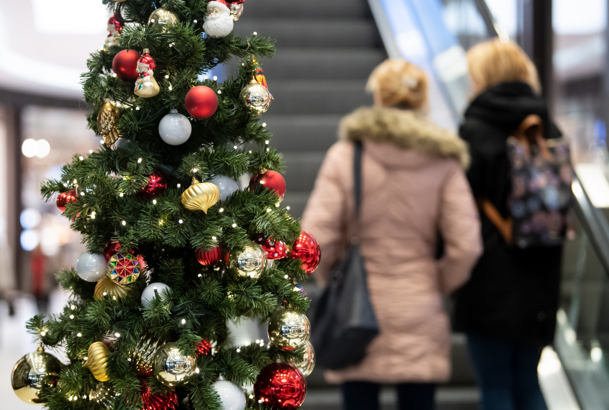 christmas-decorations-retail