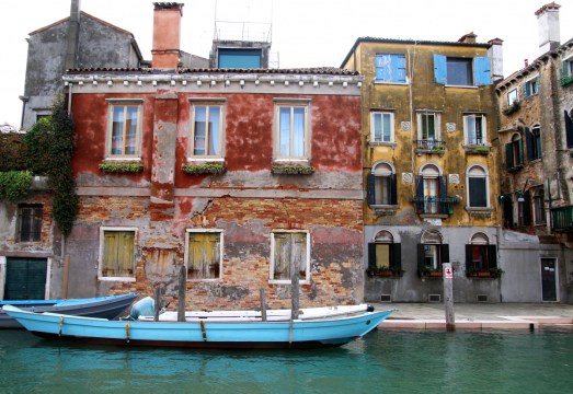 A quiet spot beside a canal in Venice – they can be found. <i>Photo: Susan Gough Henley</i>