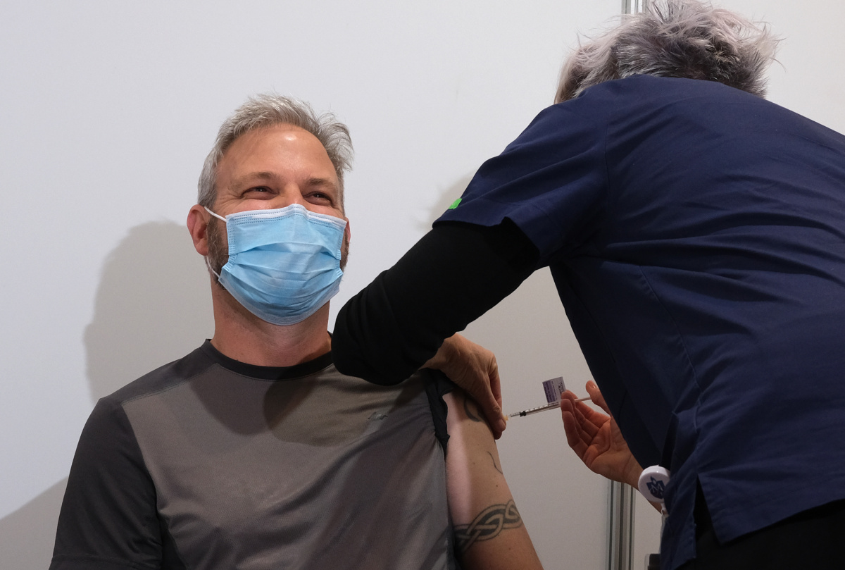 Victorian CHO Brett Sutton is vaccinated