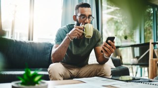 robo-advice man mobile phone financial planning