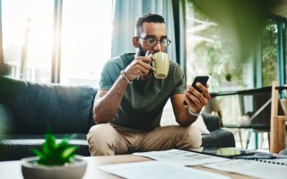 robo-advice man mobile phone financial planning