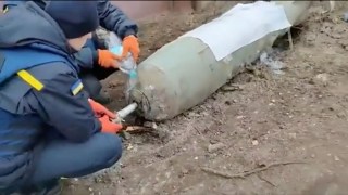 Ukrainians defuse bomb