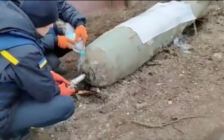 Ukrainians defuse bomb
