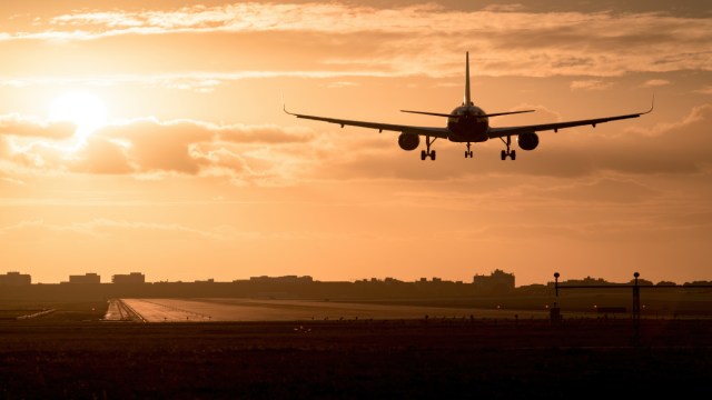 Study reveals the best time to book international flights. Photo: Getty