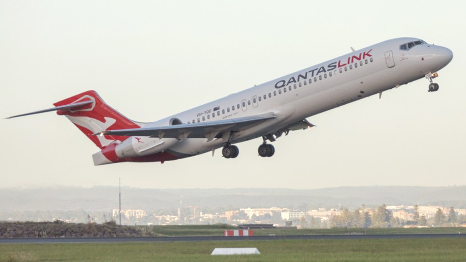 qantas flight turnback