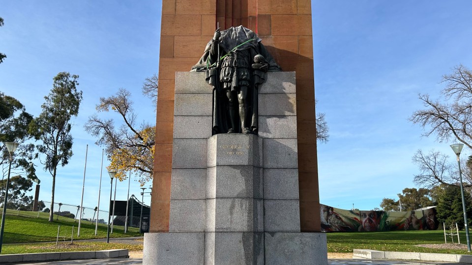 King George V statue