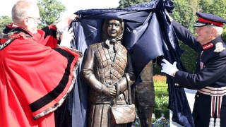 queen elizabeth statue